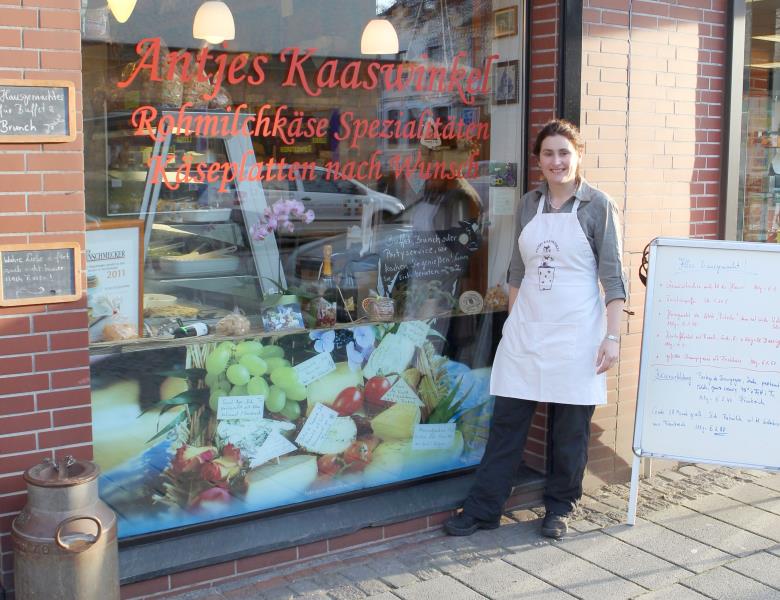 Heike Fackeure präsentiert Käse in Ihrem Fachgeschäft